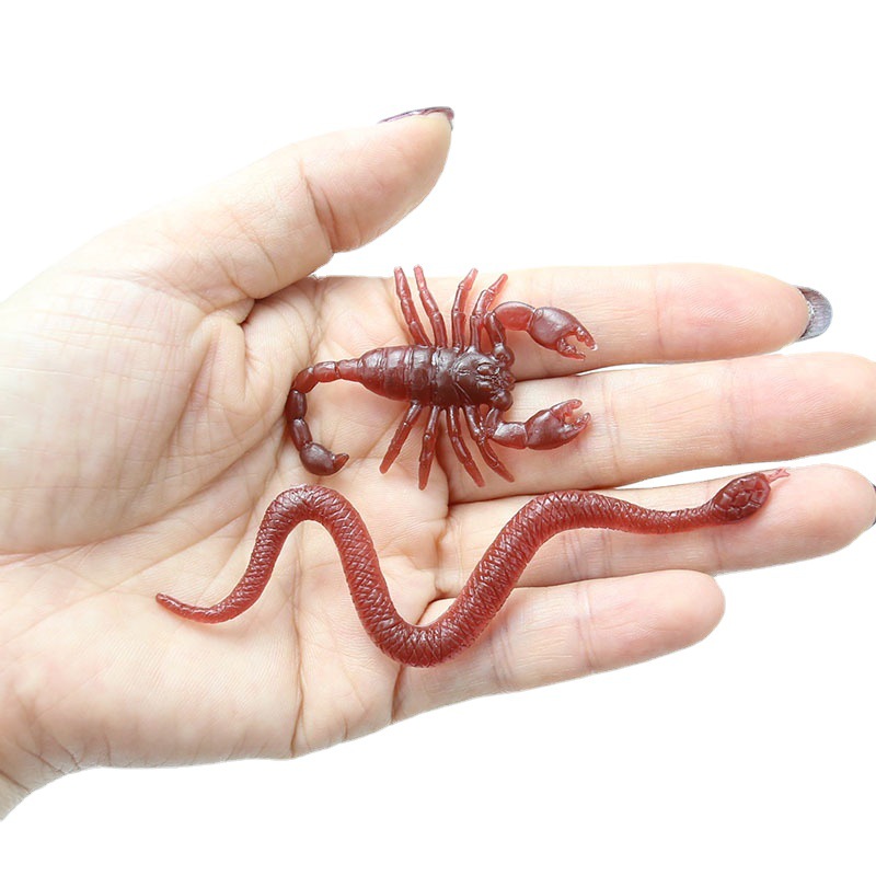 In Stock Wholesale Cross-Border Halloween Decoration Props Trick Toys Scary Bugs Centipede Gecko Simulation Fake Bugs