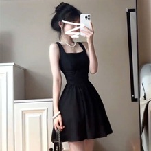 法式设计感赫本风2024夏季新款黑色吊带连衣裙子女小个子气质短裙