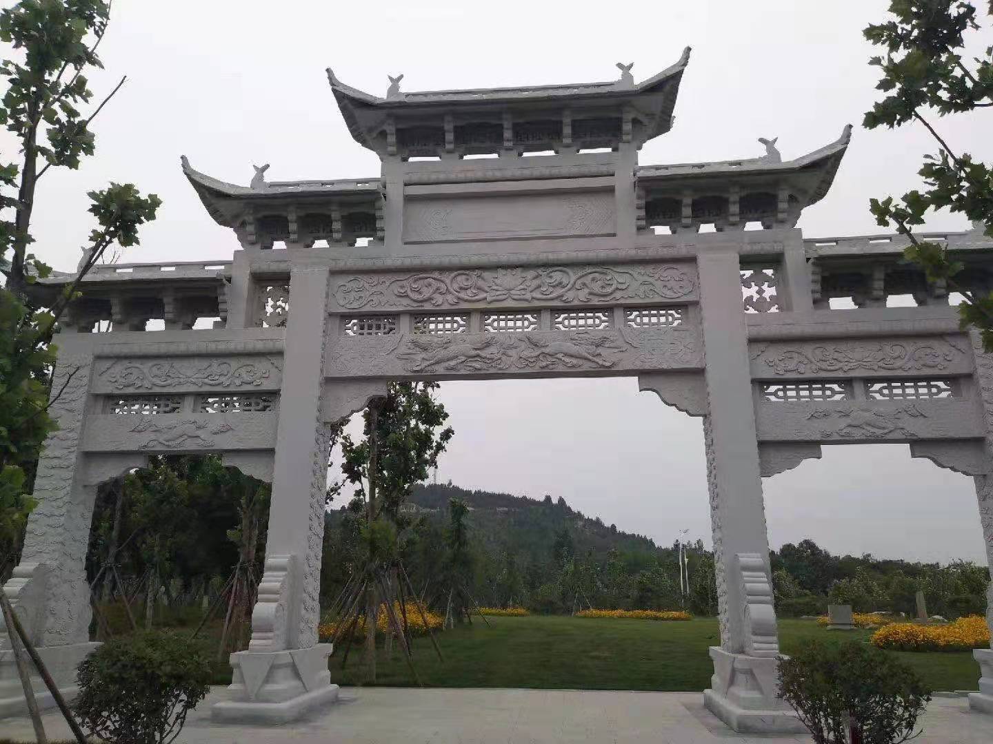 花岗岩石牌坊 可预订石雕门楼景区村口寺庙三门牌坊青石古建石牌