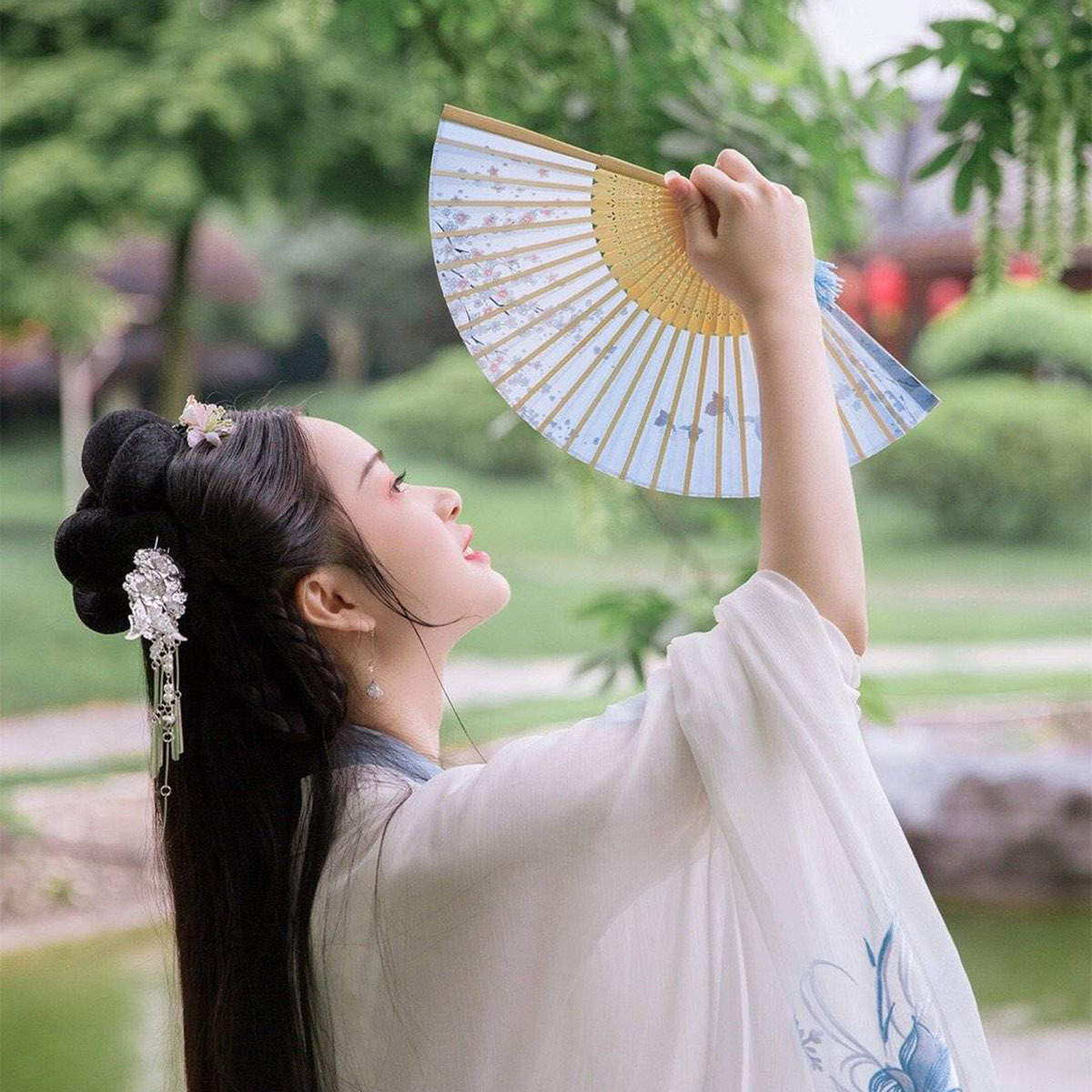 古风扇子折扇风女式古典女士绢布舞蹈扇随身绫绢工艺扇