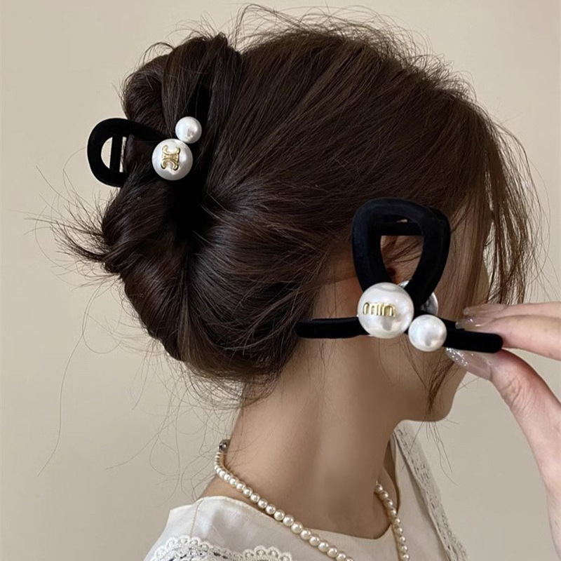 秋冬精致鲨鱼夹中号女发饰气质高级感后脑勺盘发发夹字母珍珠抓夹