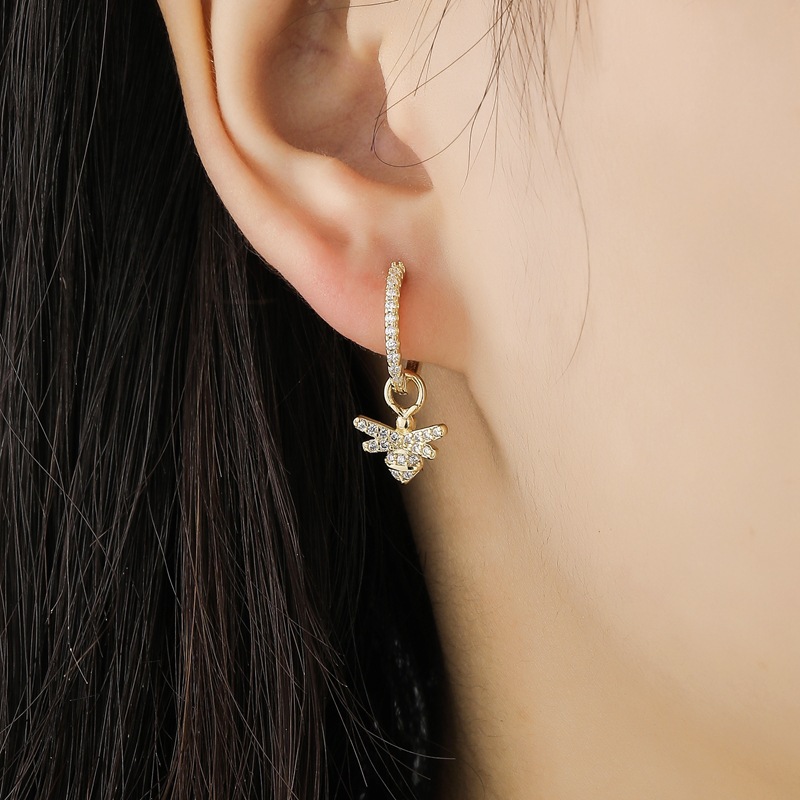 欧美新款s925纯银耳环女 ins设计个性创意锆石微镶蜜蜂耳扣耳坠