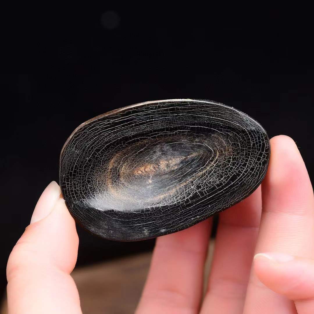 披毛犀角 披毛犀摆件 披毛犀手把件重量110克左右 牛角摆件