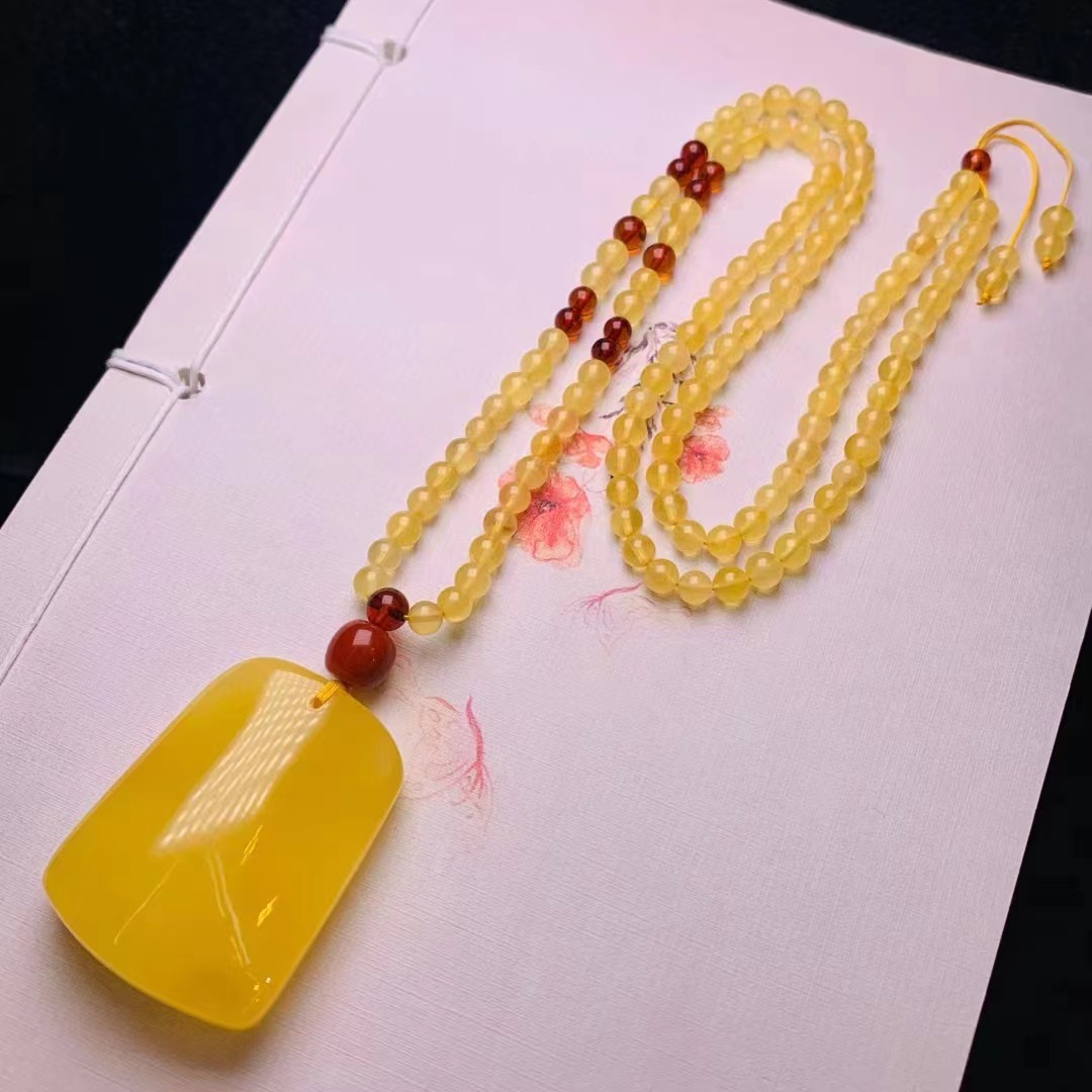 天然蜜蜡无事牌吊坠 蜡质饱满厚实 鸡油黄 形状饱满圆润 文玩项链