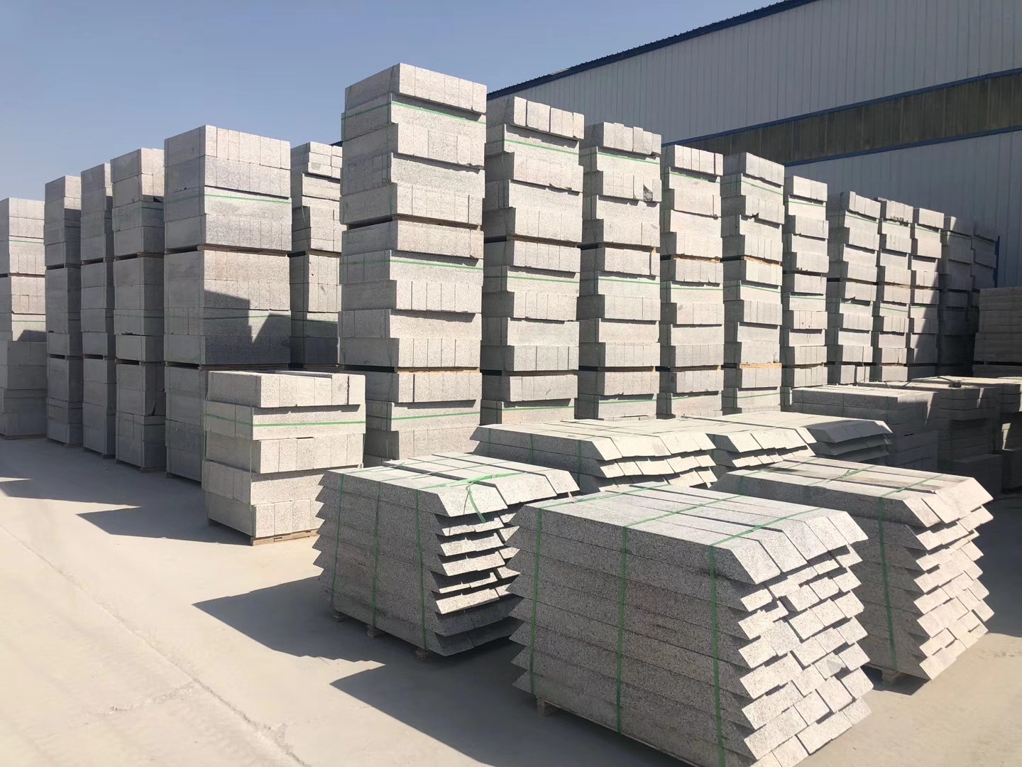 花岗岩芝麻灰路沿石 路平石路牙石定制 芝麻灰麻道路立缘石 界石