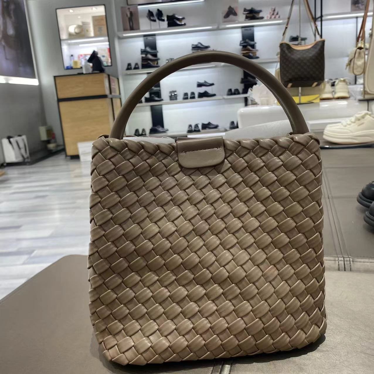 专柜正品百丽2024夏款女包质感时尚休闲单肩斜挎手提水桶包x9334