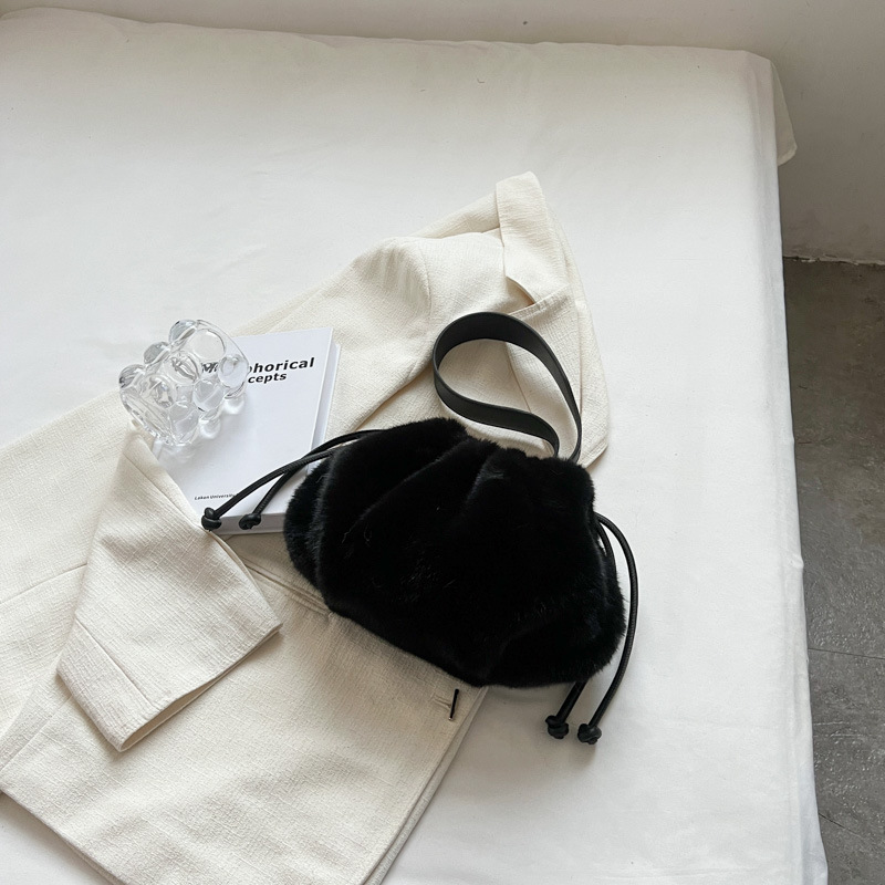 Special-Interest Design Plush Tote Female 2022 New Versatile Plush Shoulder Bag Twist Braid Underarm Bag