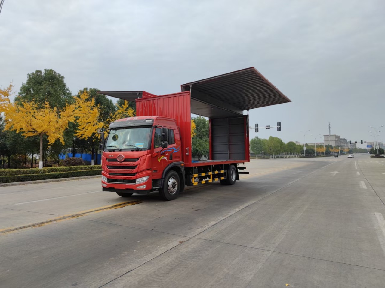 飞翼式厢车,解放危化品翼开式厢车价格,厂家批发有图示展示分期