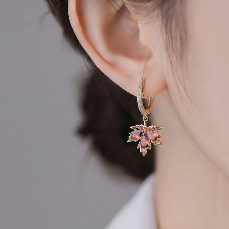 fashionable all-match red maple leaf ear clip earrings for girls 2024 new trendy autumn/winter earrings unique temperament earrings