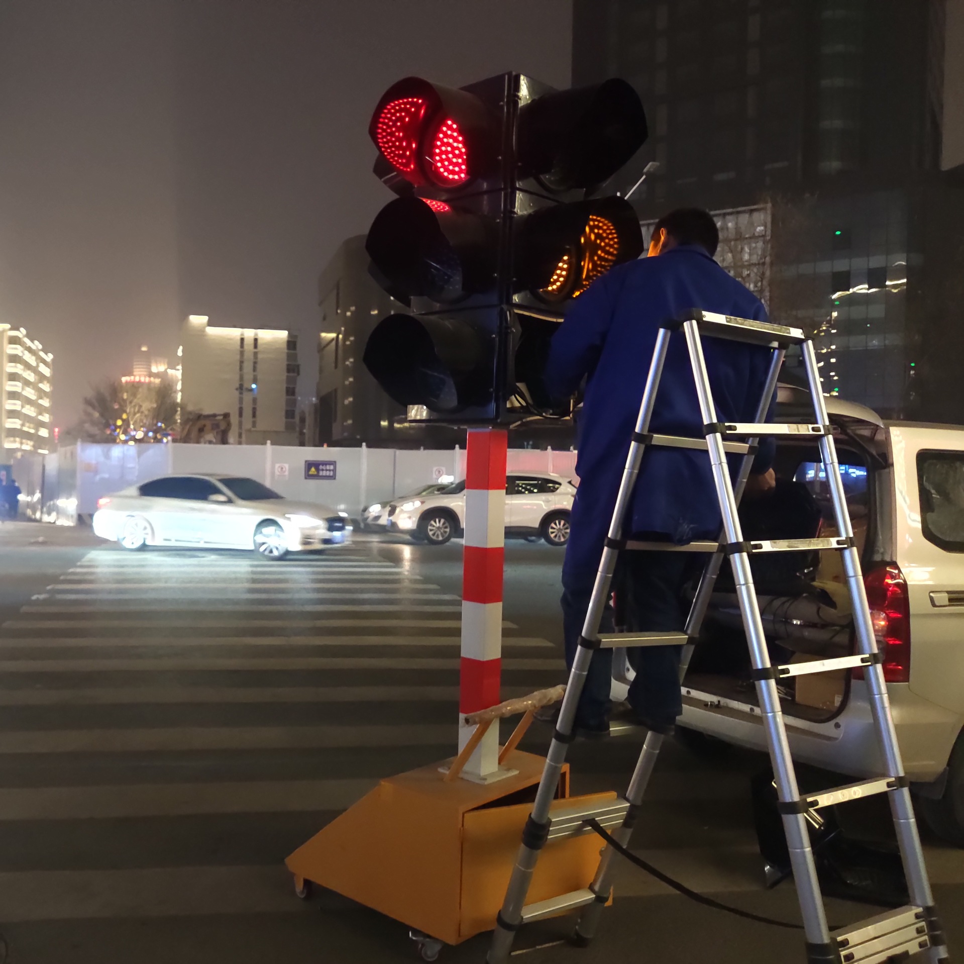 四面三灯满屏临时太阳能信号灯 交通信号警示灯 移动红绿灯