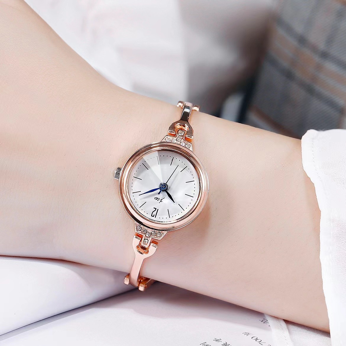 新款时尚百搭女士手表女款学生细小表带子休闲气质钢带电子石英表