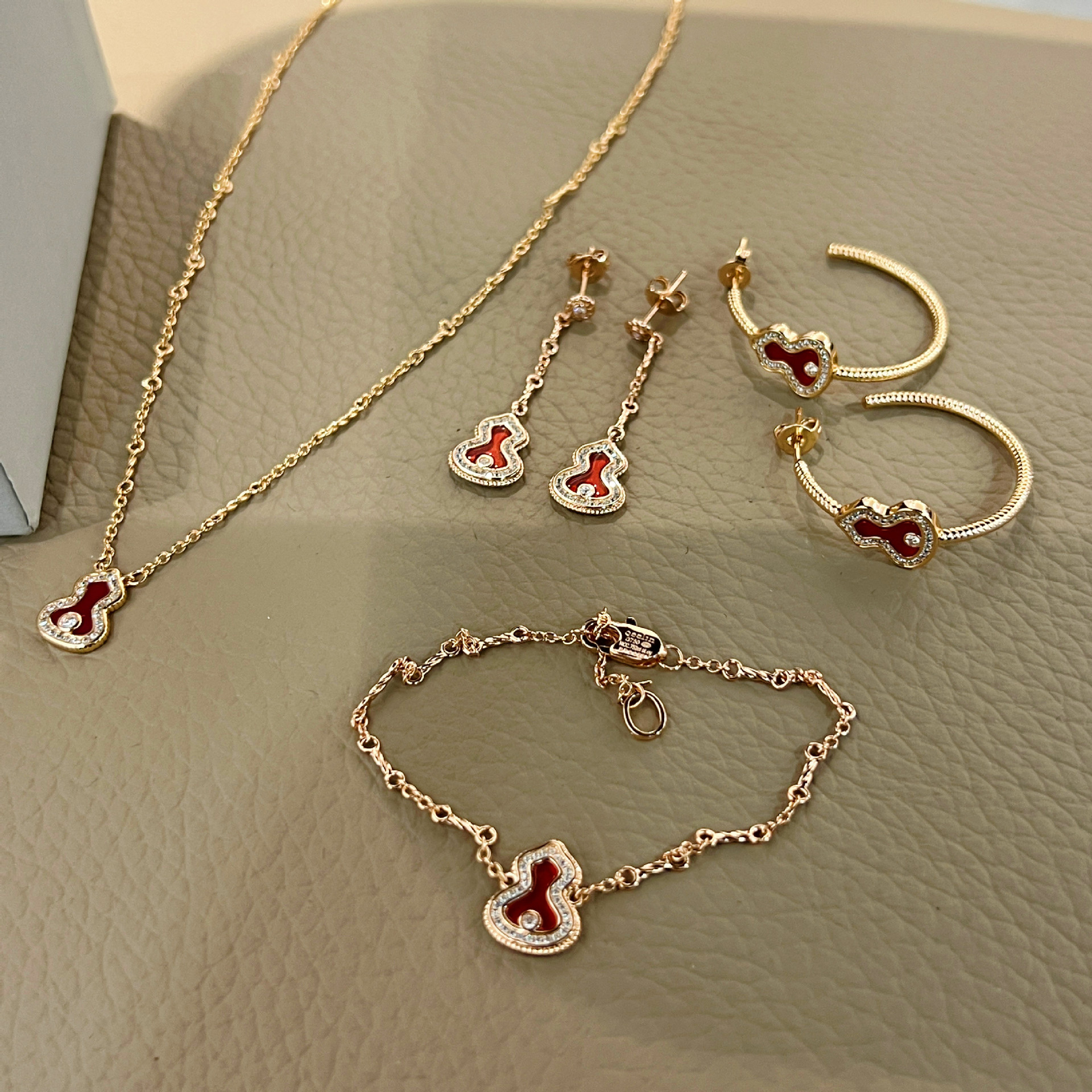 高版麒麟新款天然红玉髓葫芦吊坠项链镂空锁骨链 红宝石手链耳钉