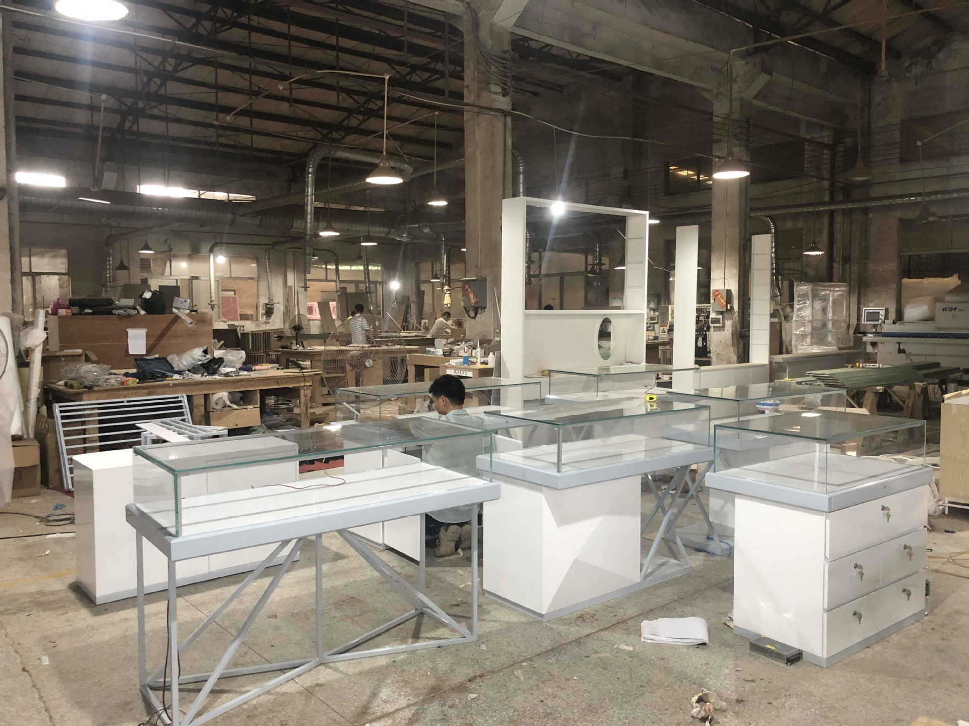 商场中庭珠宝展示柜台中纤板烤漆玻璃展示货柜银饰项链陈列柜摆放-阿