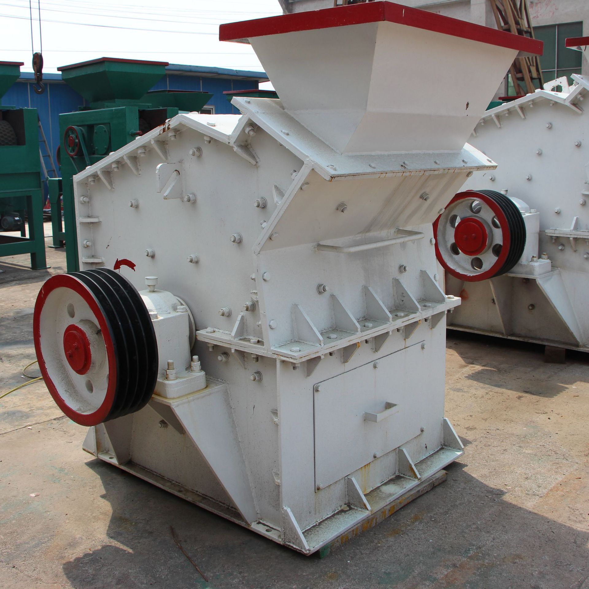 高效细碎机 新型制砂机 鹅卵石 铁矿石 矿山石料粉碎机