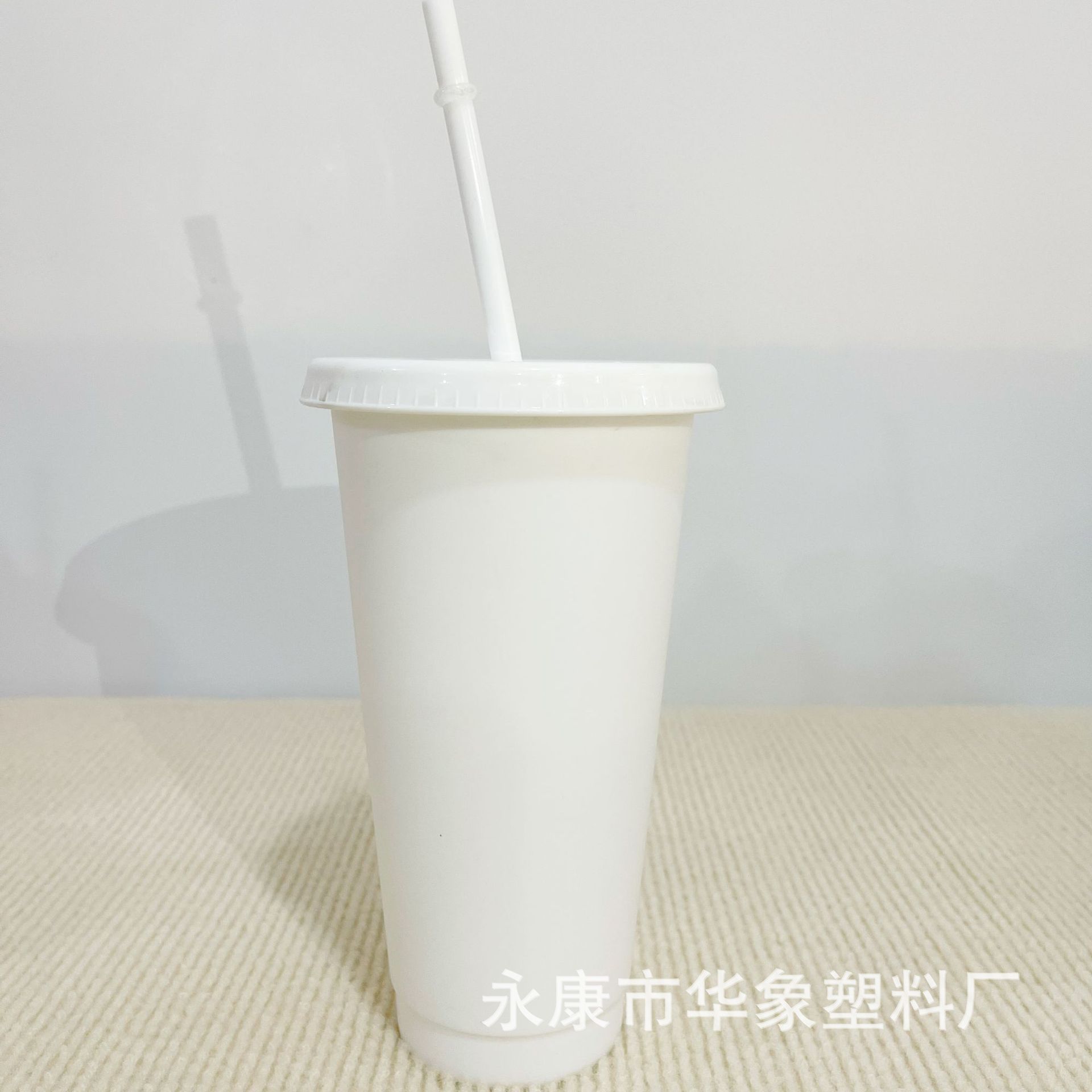 Factory Direct Colorful Multi-Color Single Layer 710M Large Capacity Pp Plastic Straw Cup Fashion Water Cup Wholesale Logo Can Be Added