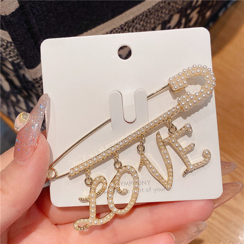 Style Creative Personality Letter Pearl Love Brooch Female Classic Style Versatile Brooch Pin New Products in Stock