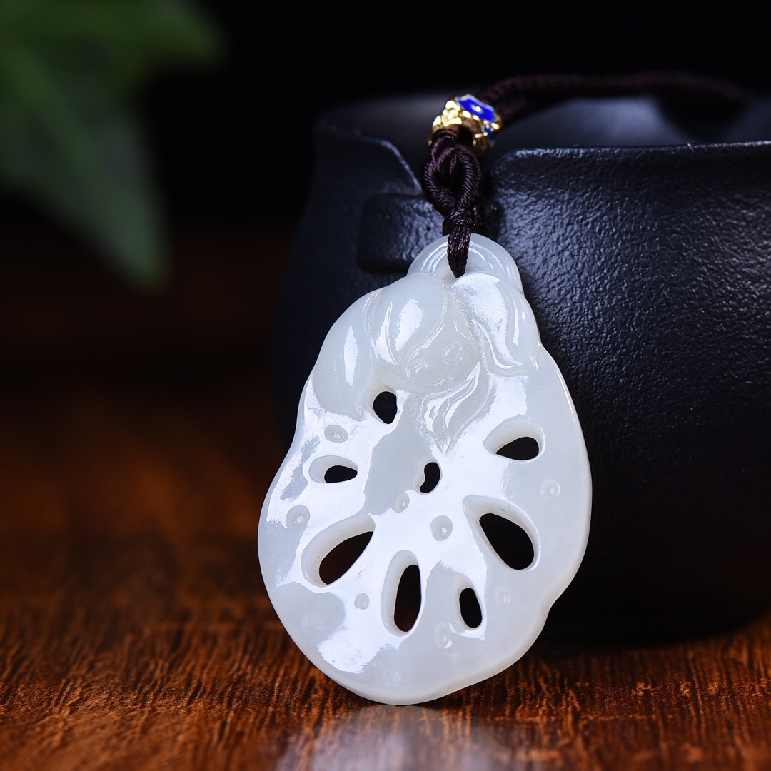 和田玉吉祥路路通藕片挂件新疆白玉莲菜牌子挂坠玉石吊坠