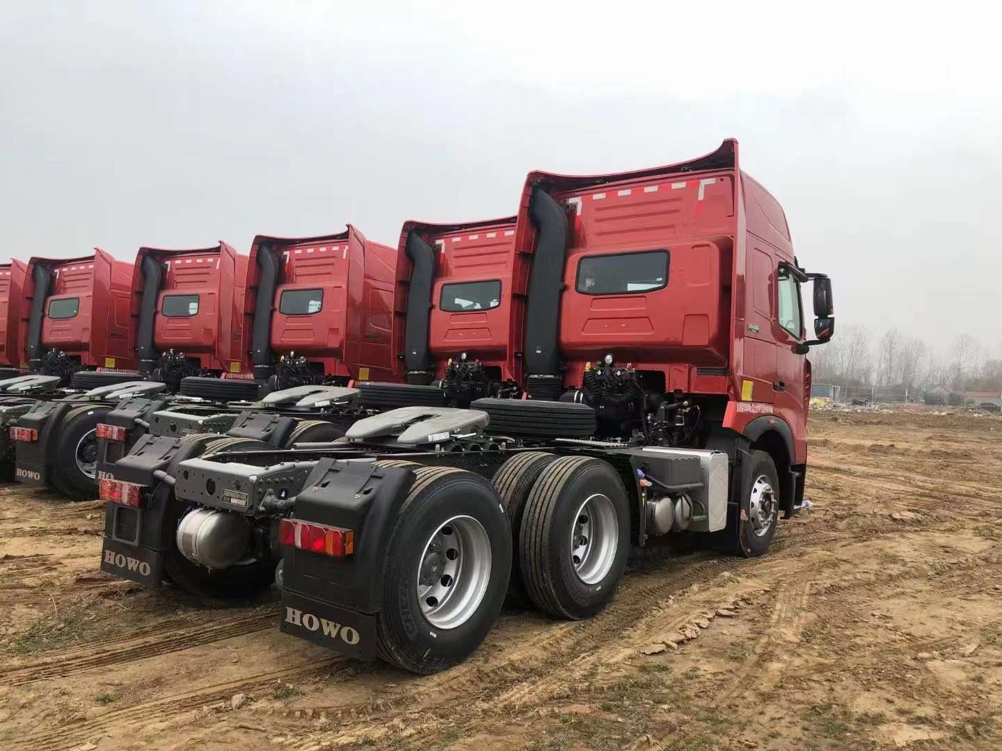 豪沃t7h水晶红480马力国六轻量化牵引车