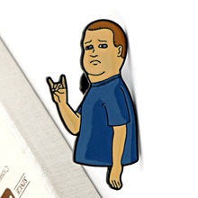 欧美速卖通king of the hill一家之主熊孩子bobby hill表情包胸针