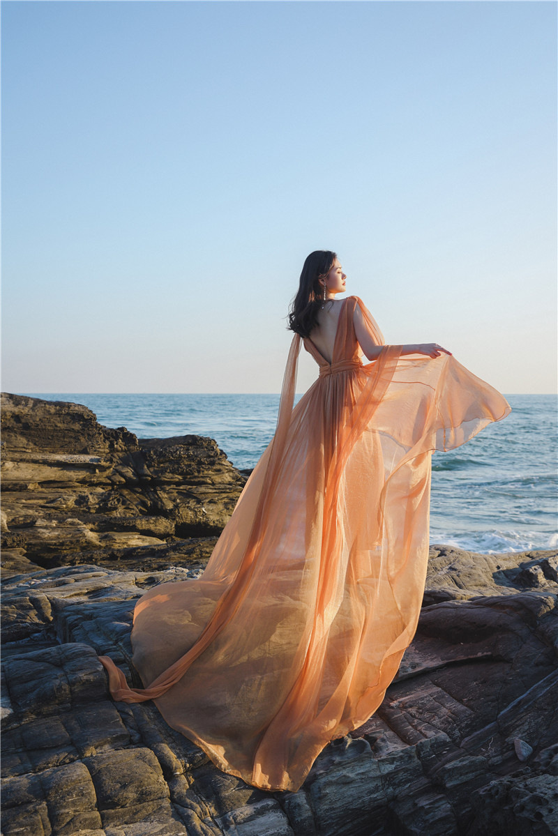 海边度假飘逸拖地沙滩超长裙露背旅拍轻婚纱写真连衣裙