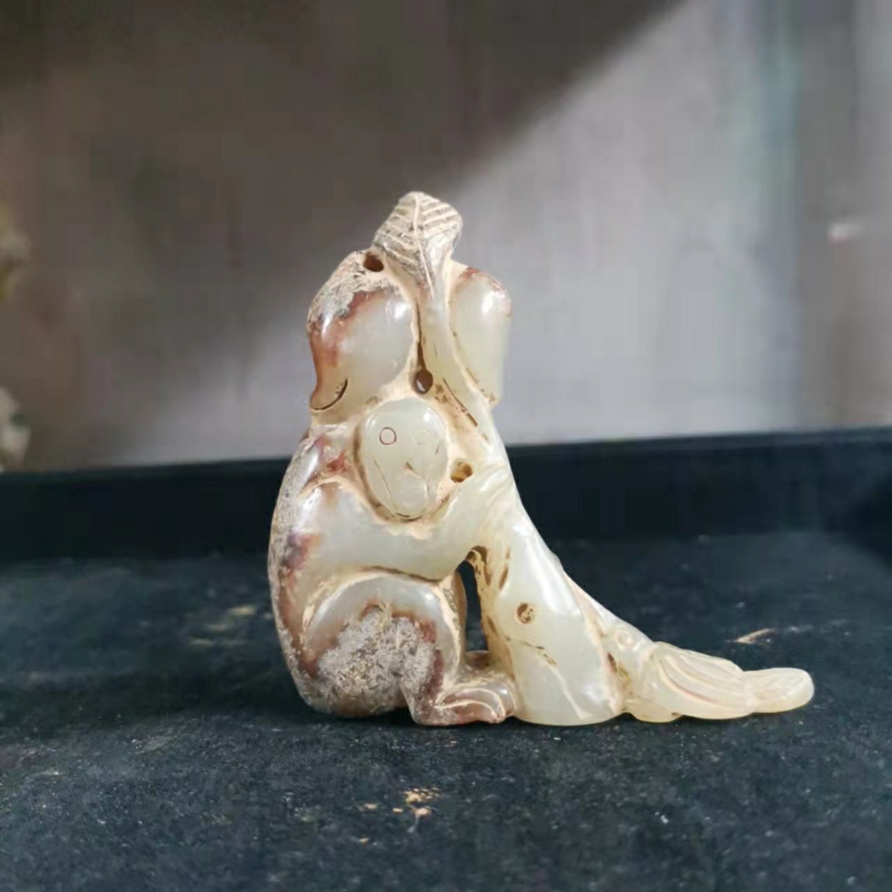 民间收藏老古董出土和田玉古玉雕刻观赏动物猴抱桃树投桃报礼119