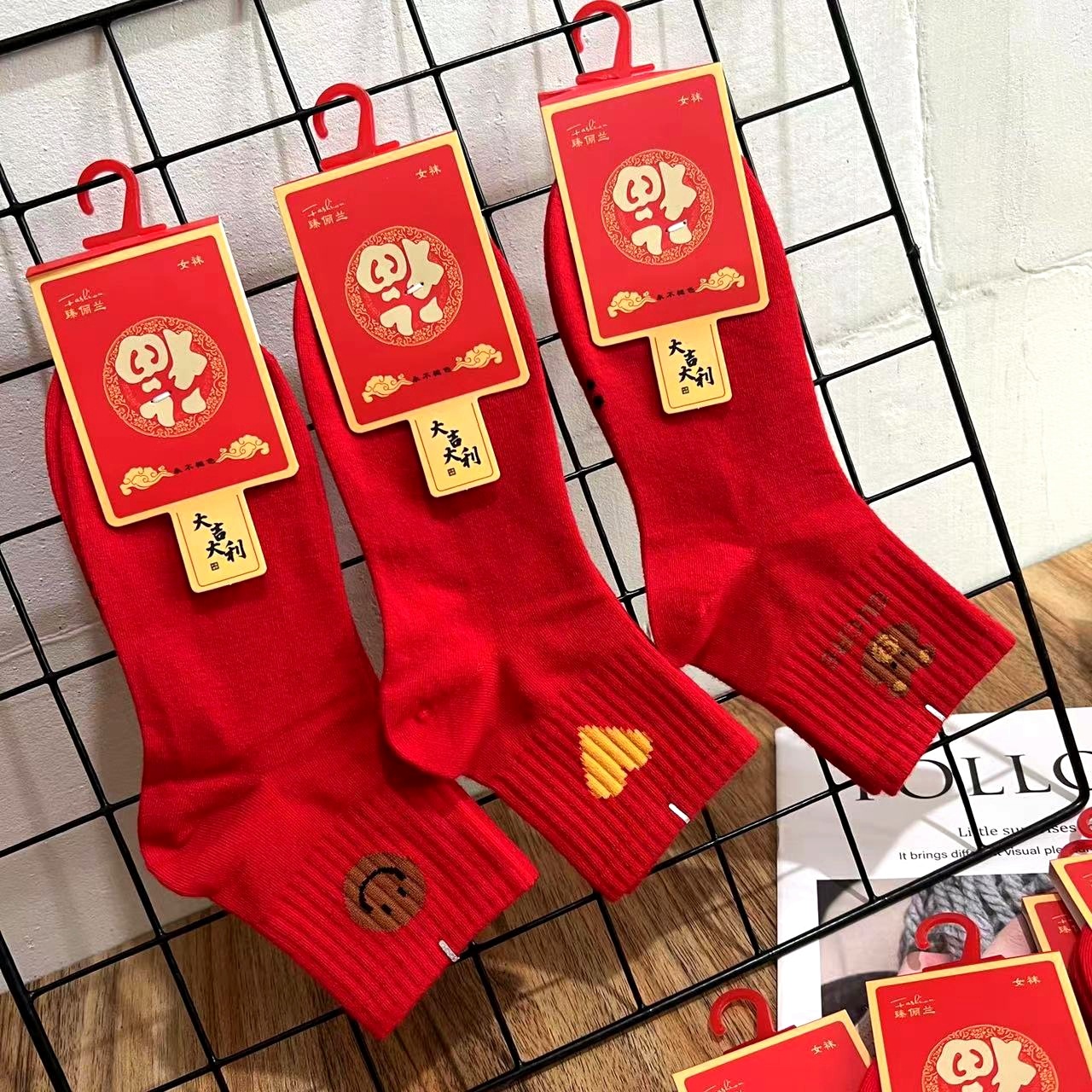 Can Be Packaged Independently, the Year of Birth Dragon Red Socks Men and Women One Pair of Lovers Wedding Adult Red Long Socks Wholesale