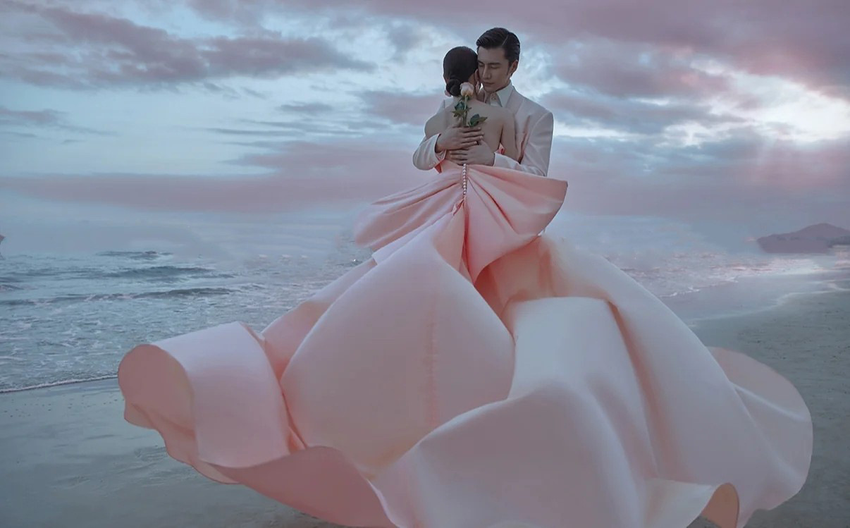 影楼旅拍彩纱海边沙滩唯美拖尾婚纱主题服装情侣写真拍照摄影礼服