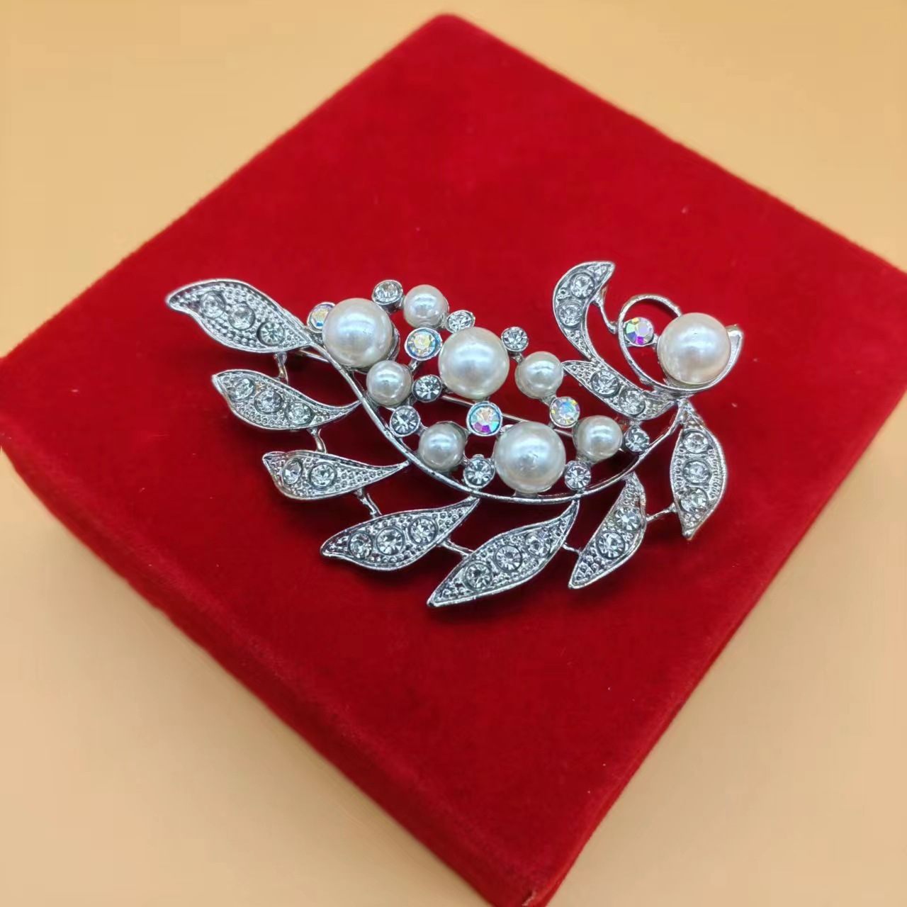 韩国新款高档胸针女水钻合金服饰固定配饰防走光别针领针珍珠胸花