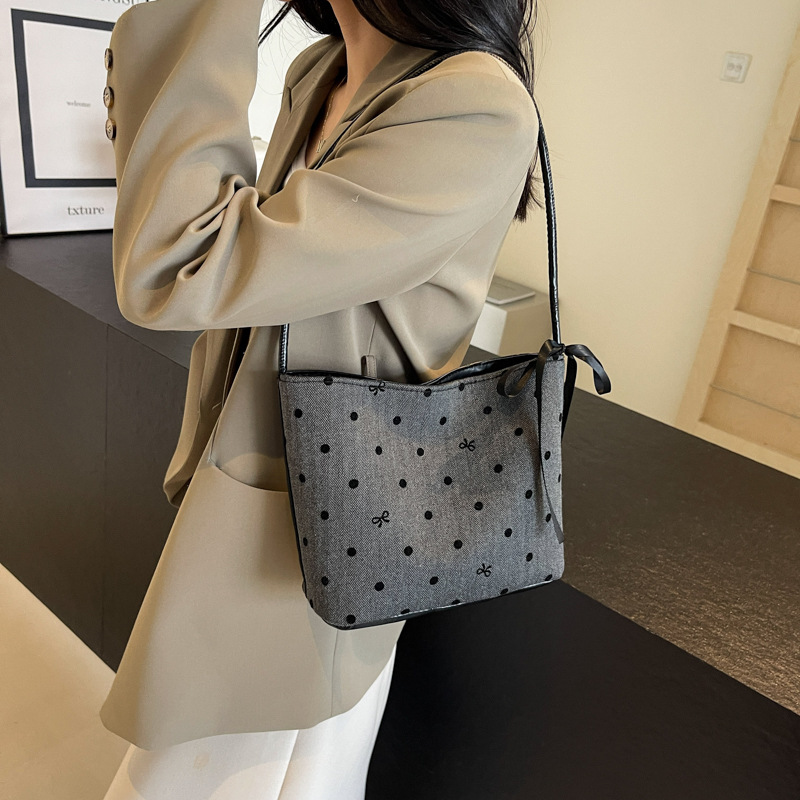 包包水桶包女士洋气腋下包 高质感个性休闲潮流大容量质感单肩包