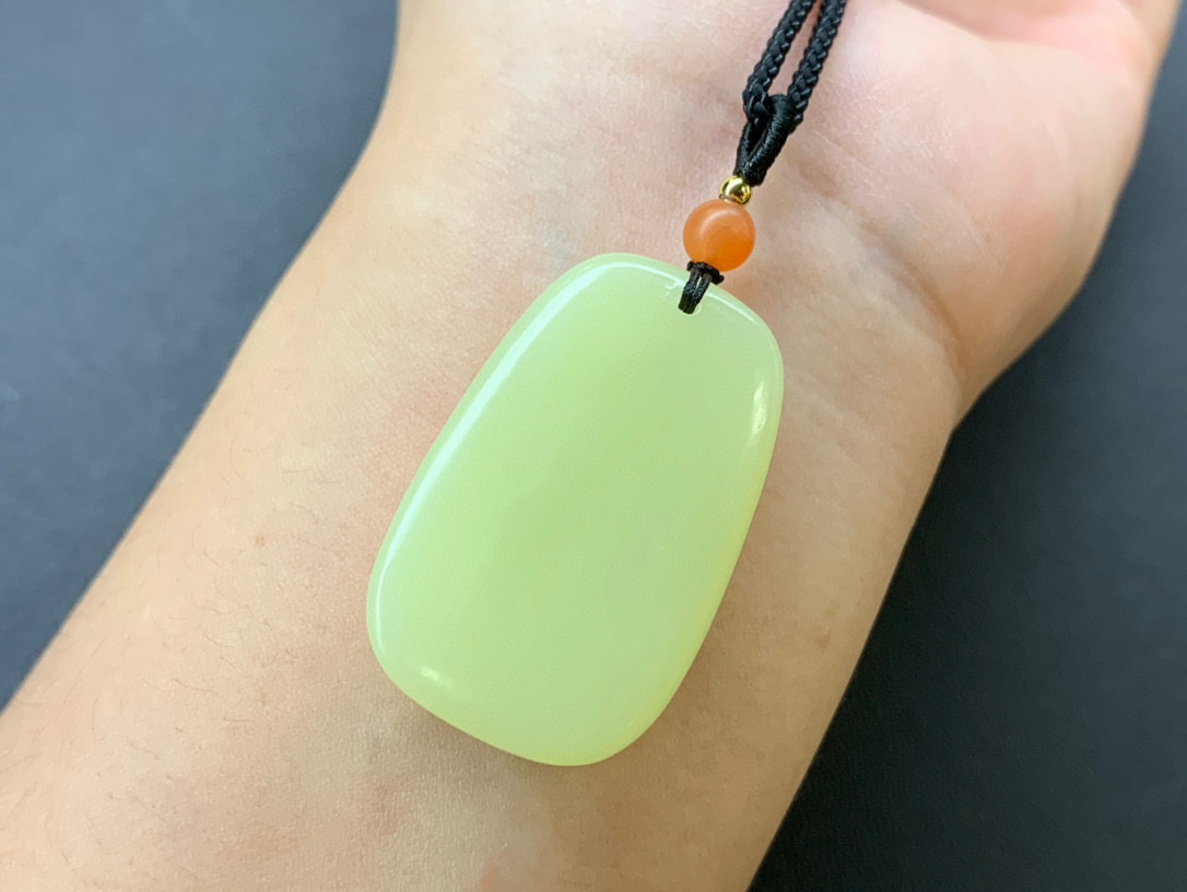 a新疆和田若羌黄口玉牌黄绿色黄玉平安无事牌