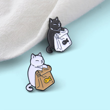 个性卡通动物徽章 可爱黑白猫咪小鱼干造型 烤漆配饰合金胸针批发