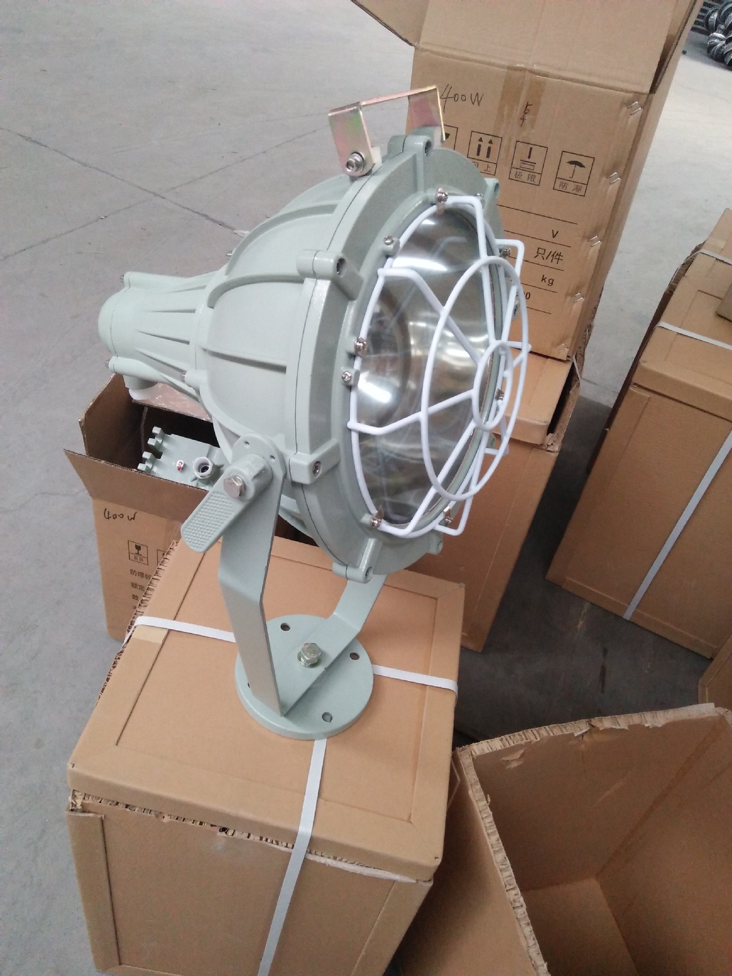 l150,l250,l400,l1000,n70,n100,n150,n250,n400,n1000灯座规格:e27