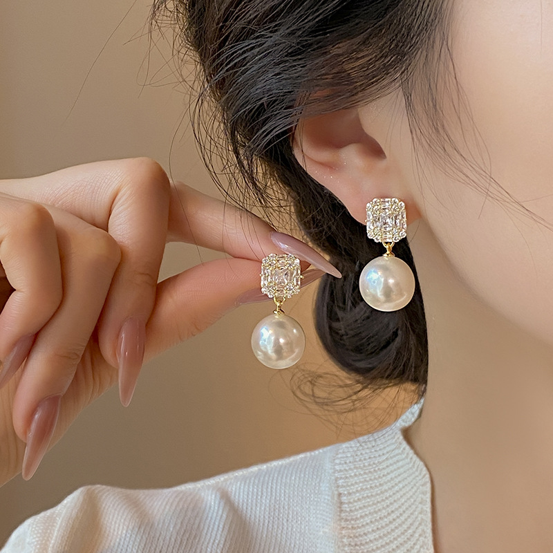 Light Luxury Zircon Heather Gray Pearl Earrings 2023 New Popular Autumn and Winter Graceful Earrings Female Niche High Sense Ear Clip
