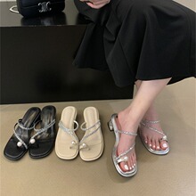 仙女风粗跟套趾珍珠凉拖鞋女外穿2024夏新款水钻中跟罗马夹趾凉鞋