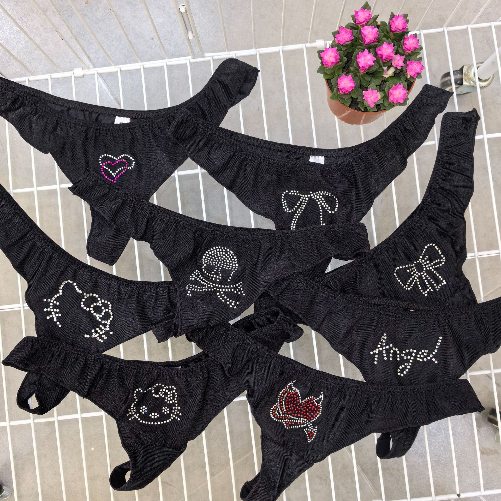 闪钻丁字裤女烫钻动漫卡通图案冰丝绸缎内裤女性感-阿里巴巴