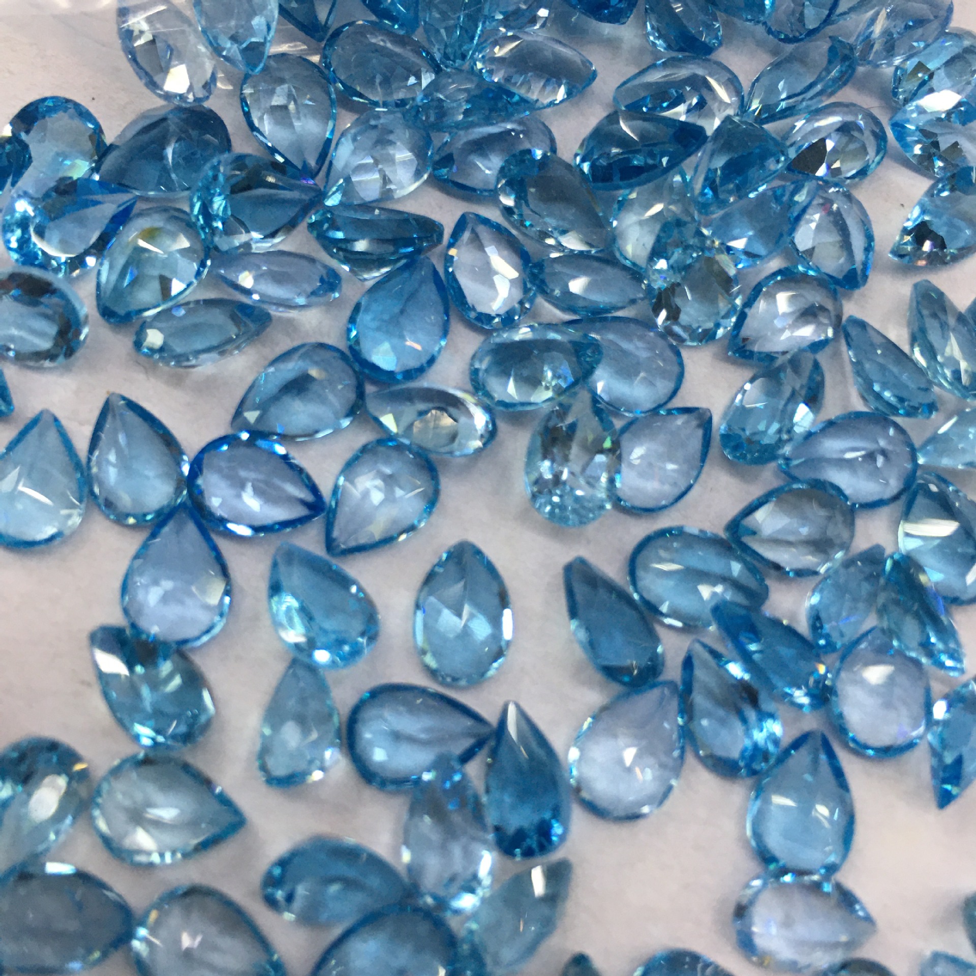 瑞士蓝托帕石切面戒面火彩闪耀瑞士蓝水滴戒面镶嵌裸石批发