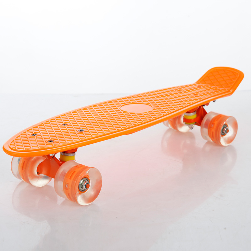 跨境22英寸塑料小鱼板四轮单翘香蕉板闪光轮公路单翘滑板一件代发