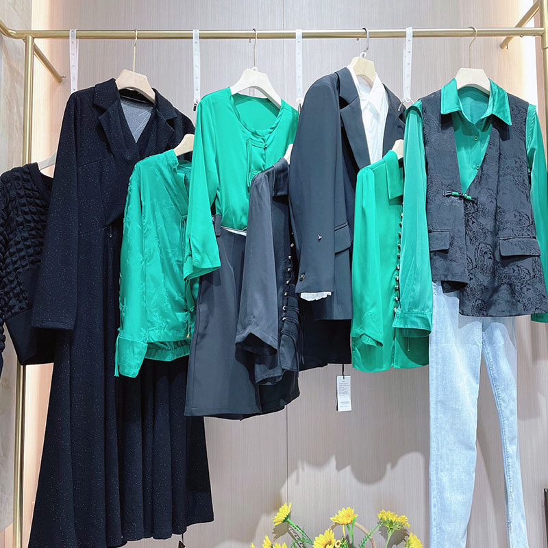 婕妮熙品牌折扣女装批发夜市地摊衣服女装一手货源直播实体店带标