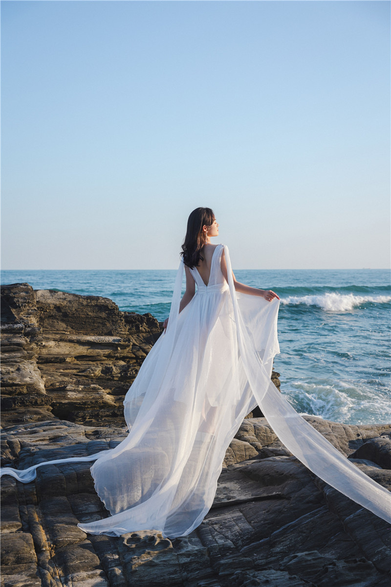 海边度假飘逸拖地沙滩超长裙露背旅拍轻婚纱写真连衣裙