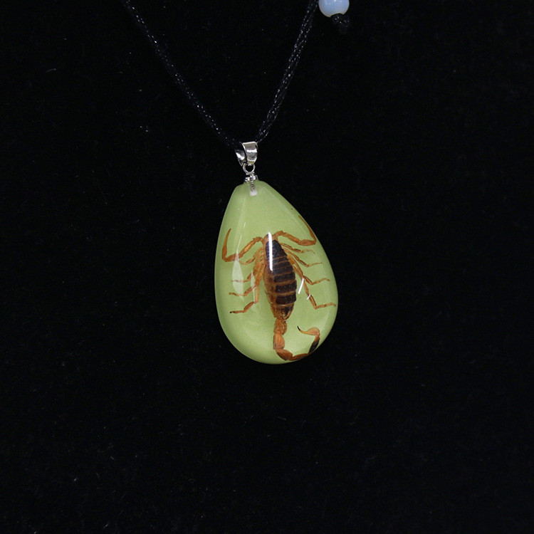 Aiwei Brand Resin Real Insect Necklace Luminous Insect Amber Pendant Stall Hot Sale Ornament Factory Wholesale