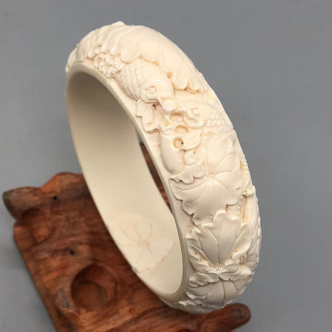 猛犸象牙雕刻手镯,题材多样,龙凤呈祥,莲年有鱼,花开