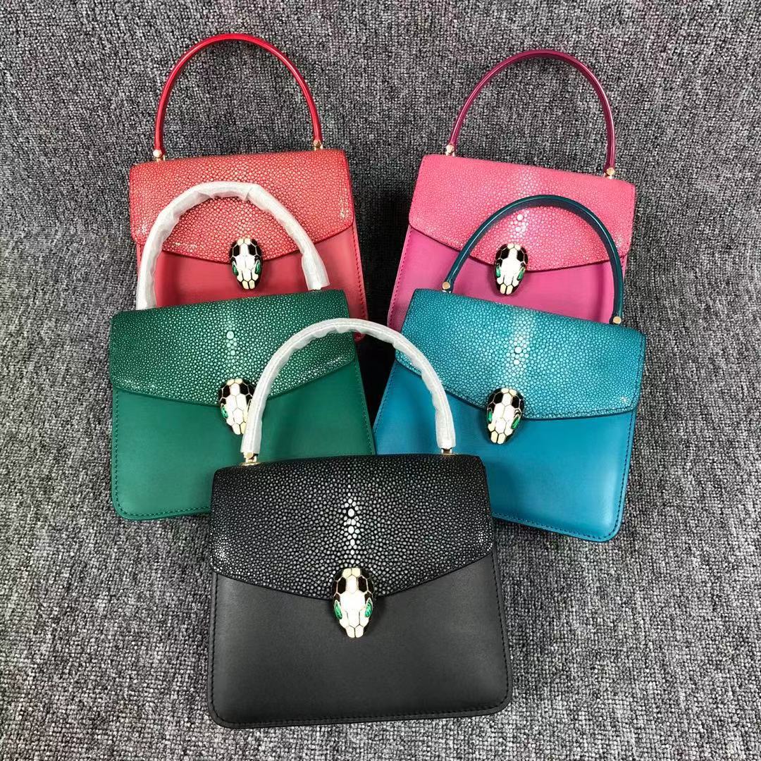 新款珍珠鱼皮手提包男士休闲潮流真魔鬼鱼单肩包时尚彩色斜跨女包