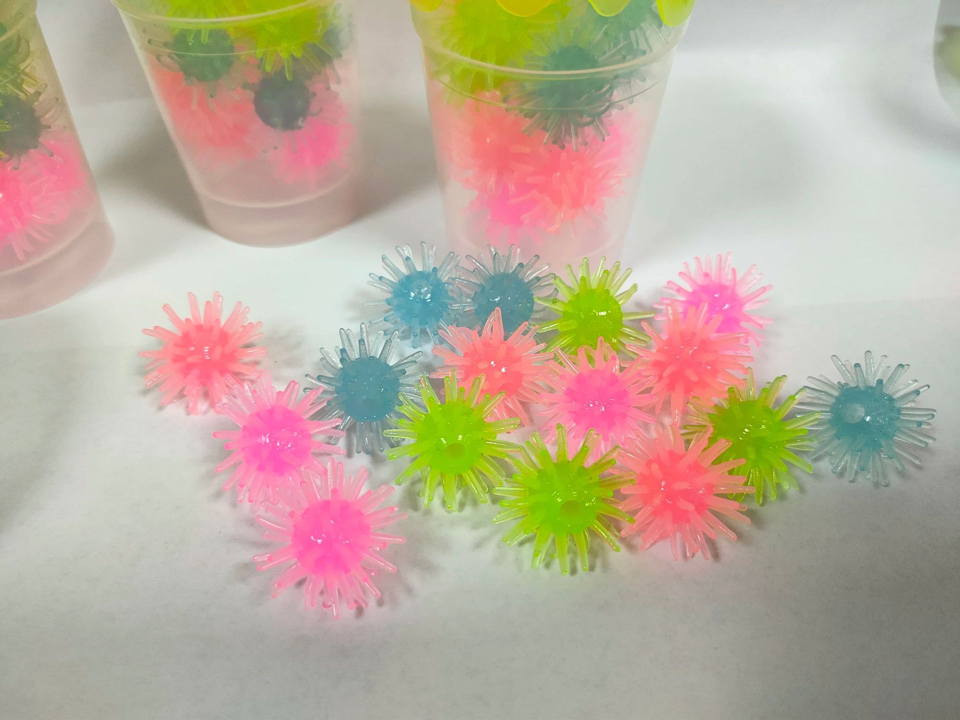 厂家直销夜光刺刺球 tpr软胶小毛绒儿童玩具新款黏性玩具