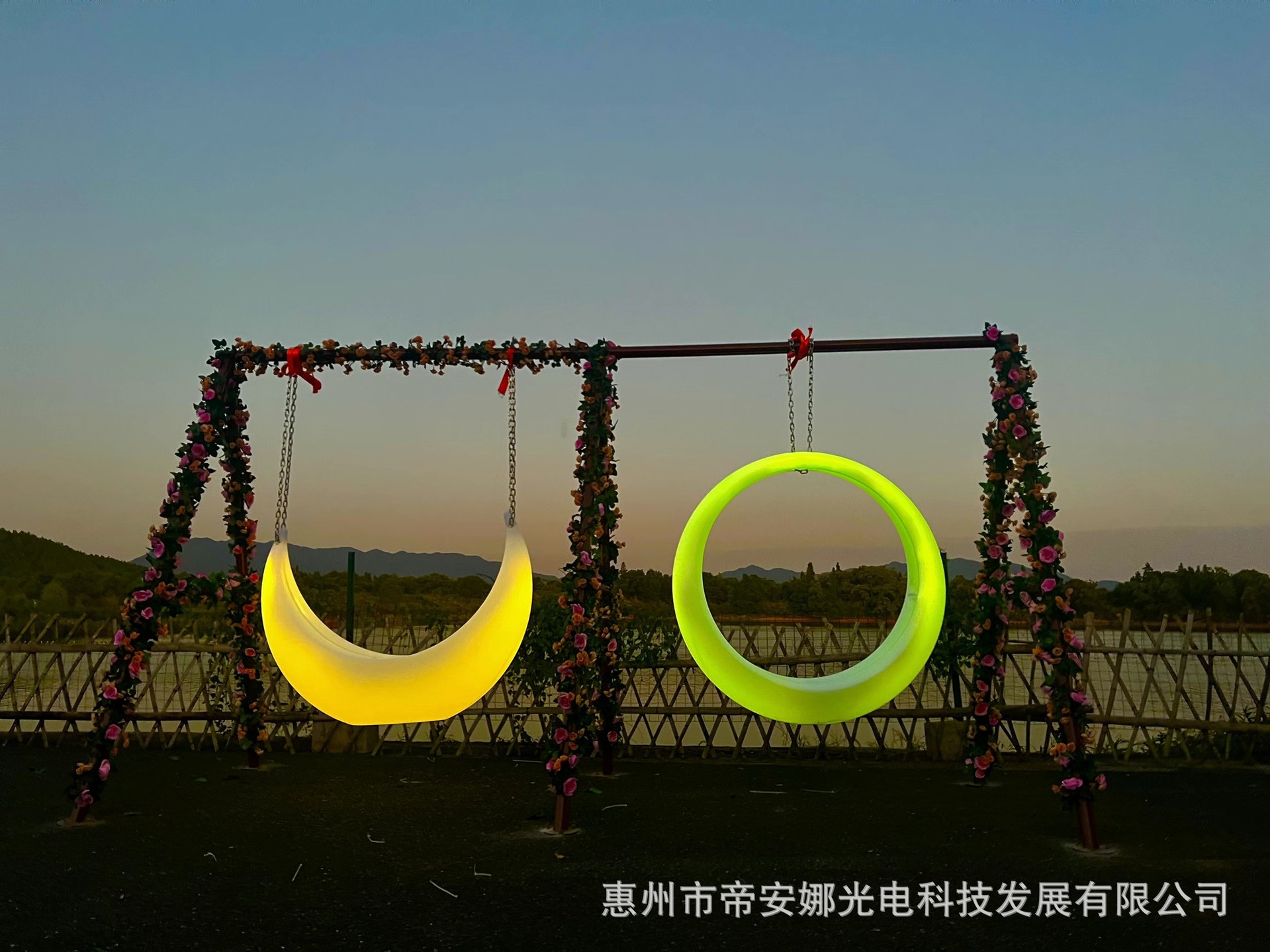 led组合发光月亮秋千 户外网红连体秋千庭院广场公园景区秋千套装