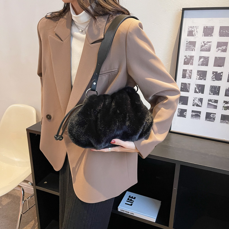 Special-Interest Design Plush Tote Female 2022 New Versatile Plush Shoulder Bag Twist Braid Underarm Bag