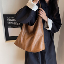 大容量托特包包女2023秋冬新款韩版流行水桶包时尚纯色手提单肩包