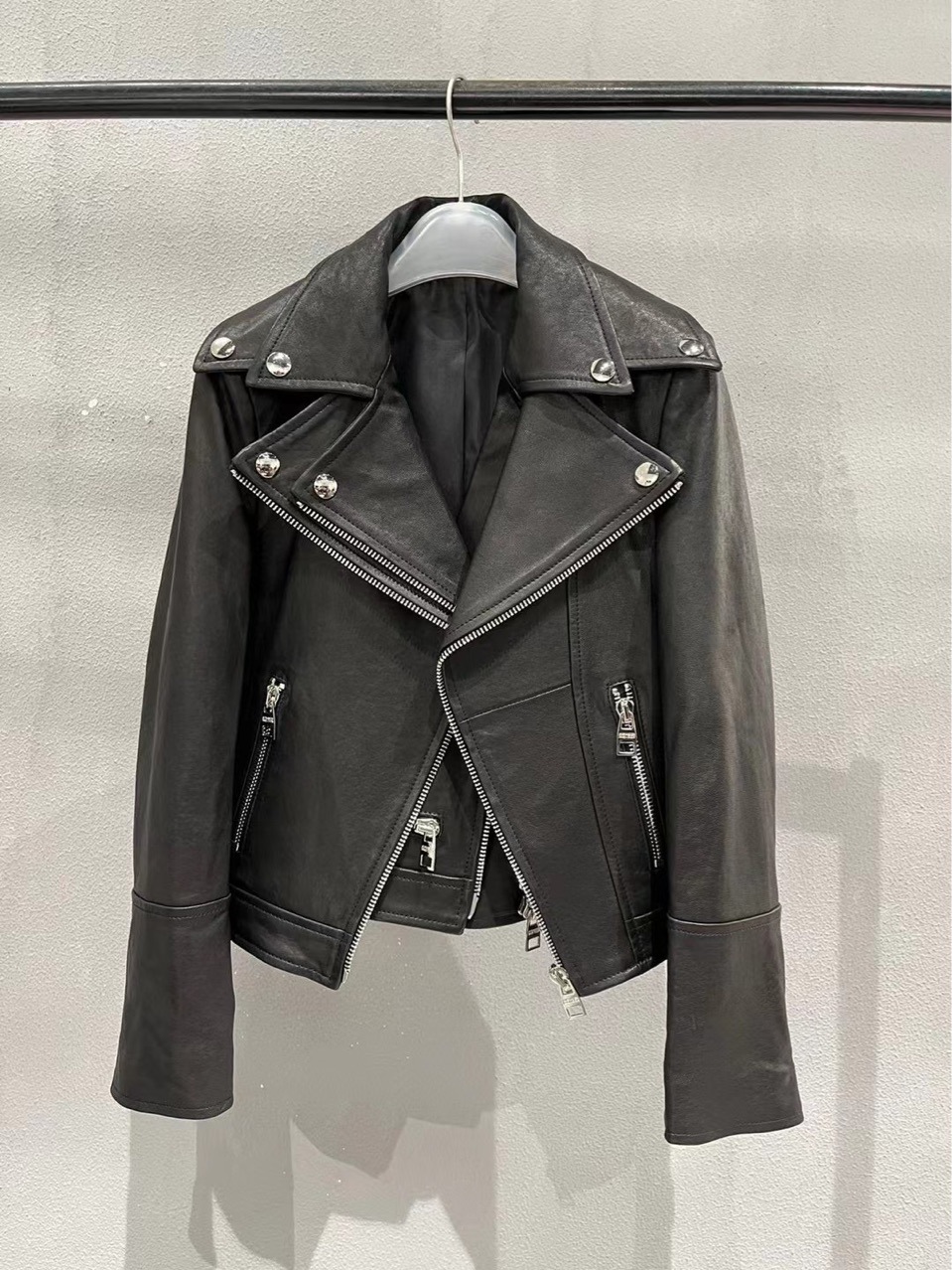 2023年秋季新款女装气质收腰显瘦绵羊皮真皮皮衣短款假两件套外套