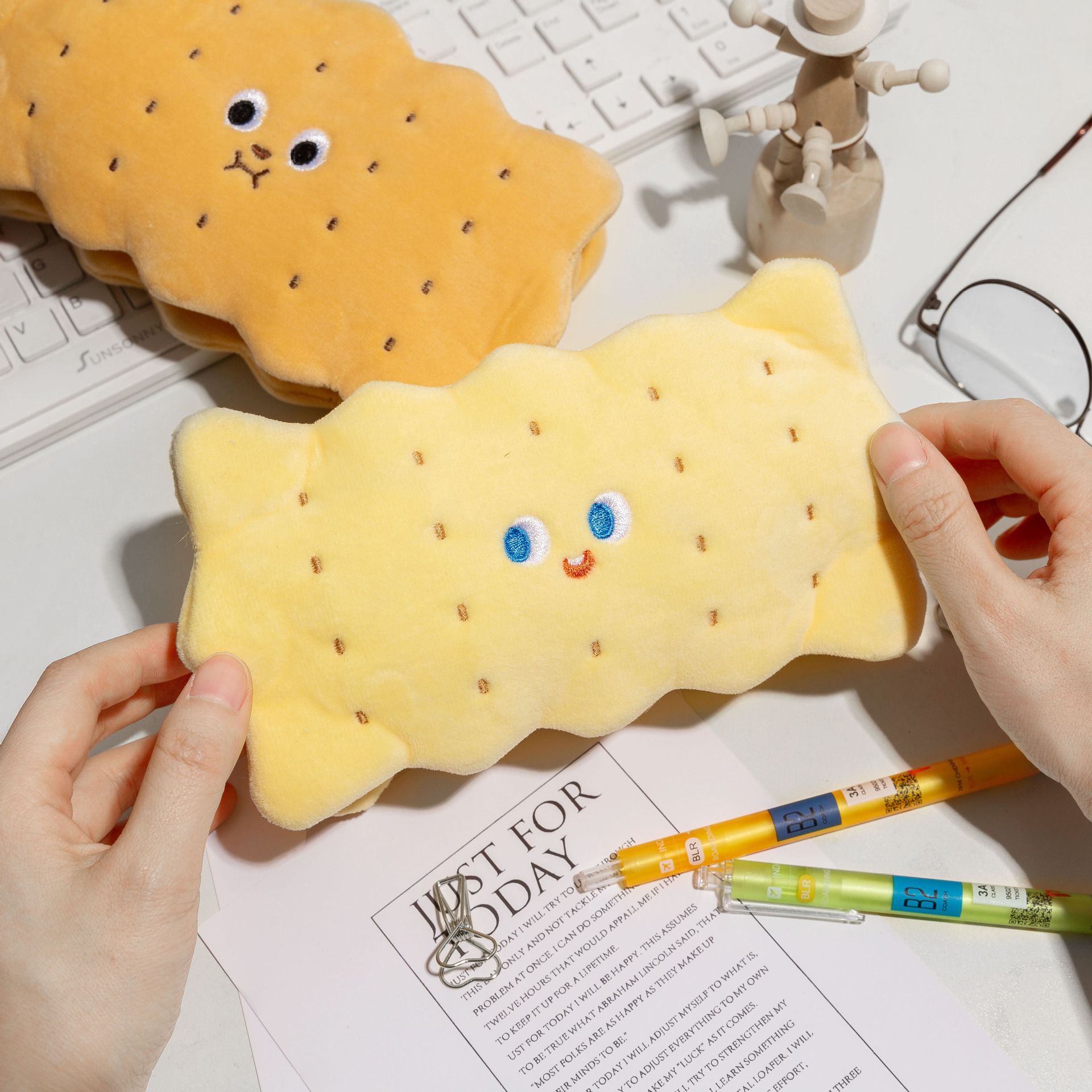 夹心饼干毛绒笔袋铅笔袋简约ins大容量小学生可爱文具盒少女收纳