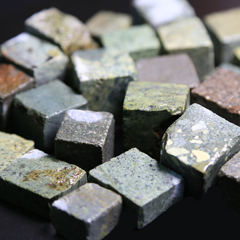 新疆五彩湾硅碳晶绿角砾绿天宝能量陨石切块泡茶煮饭石泡酒方块