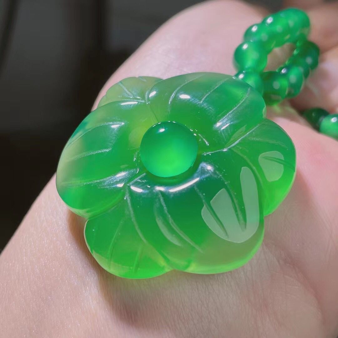 厂家批发 高冰帝王绿玉髓大气款花开富贵毛衣链吊坠 玛瑙玉石挂件